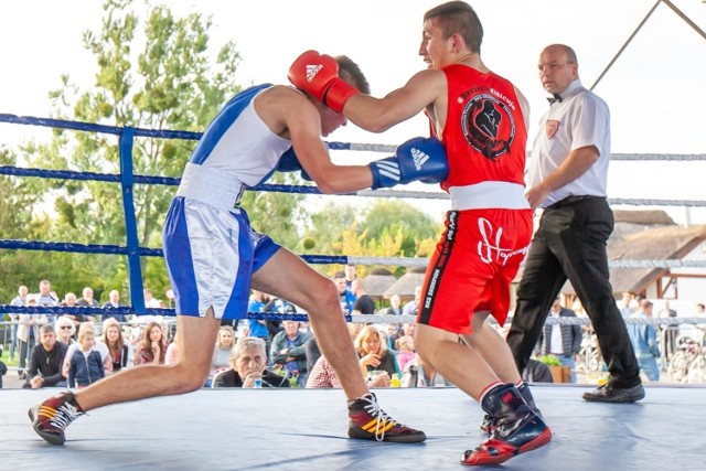 W Myślęcinku rozegrano mecz Ekstraligi Boksu Olimpijskiego, w którym mierzyli się pięściarze Wilków Kujaw i Leone Imperium Boxing Wałbrzych. Po zaciętym spotkaniu triumfowali goście 12:10. Zawodnicy pokazali spore umiejętności, pogoda dopisała, a kibice, którzy przyszli na polanę Pod Strzechą, z pewnością nie żałowali.
ZOBACZ ZDJĘCIA >>>>