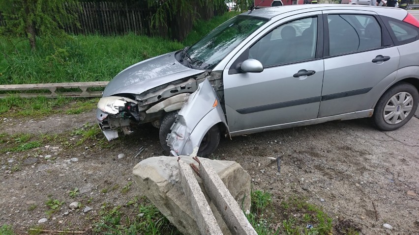 Wypadek na zakopiance w Nowym Targu. Auto wjechało w słup [ZDJĘCIA]