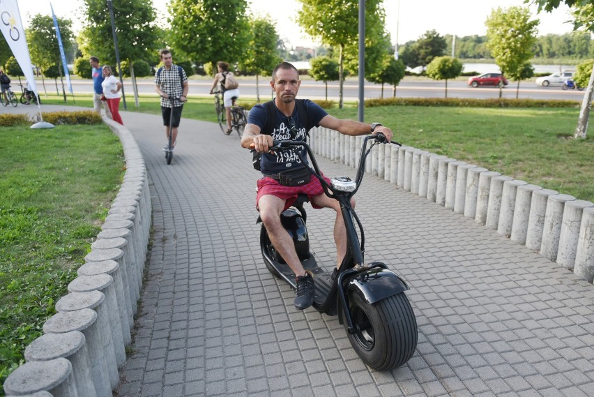 Poznań: Przejechali miasto pojazdami elektrycznymi. Pod...