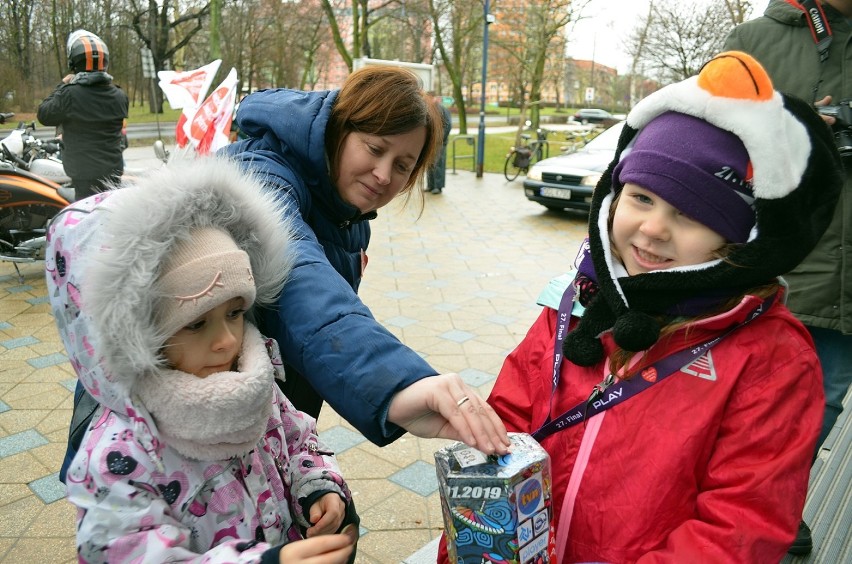 WOŚP gra w Głogowie. Ulicami miasta przejechała parada aut (ZDJĘCIA/FILM)