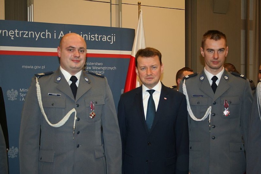 Policjanci z Wielunia odznaczeni Krzyżami Zasługi przez ministra Mariusza Błaszczaka[Zdjęcia]