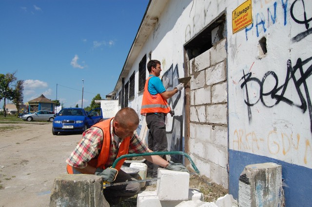 Jeszcze przed kupnem budynku przez miasto, dawną masarnię zamurowano, by nikt do niej nie wchodził