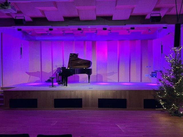 Tak prezentuje się podświetlona scena w sali koncertowej szkoły muzycznej w Malborku.