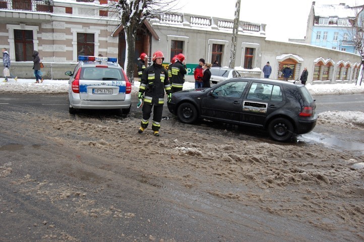 Wypadek na ulicy Drzymały w Bytowie. Dwie osoby zostały przewiezione do szpitala [ZDJĘCIA]