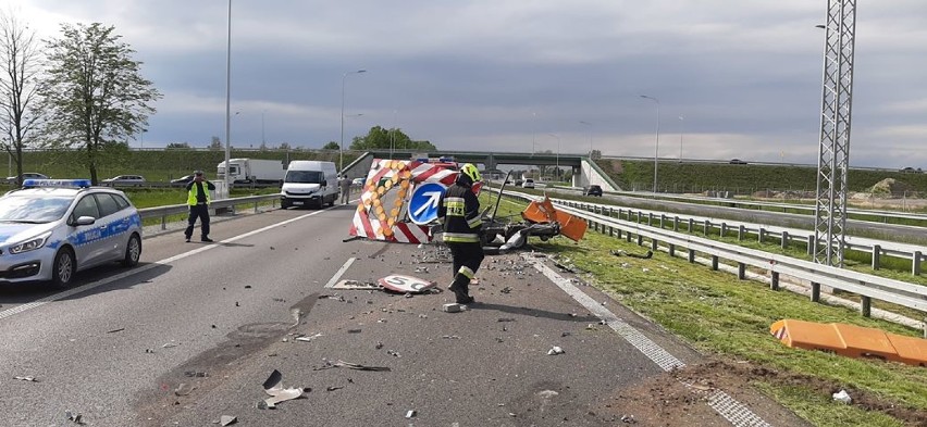 Cedry Małe: Wypadek na S7. Samochód osobowy najechał na auto obsługi technicznej drogi, która kosiła trawę. Utrudnienia w ruchu [ZDJĘCIA]