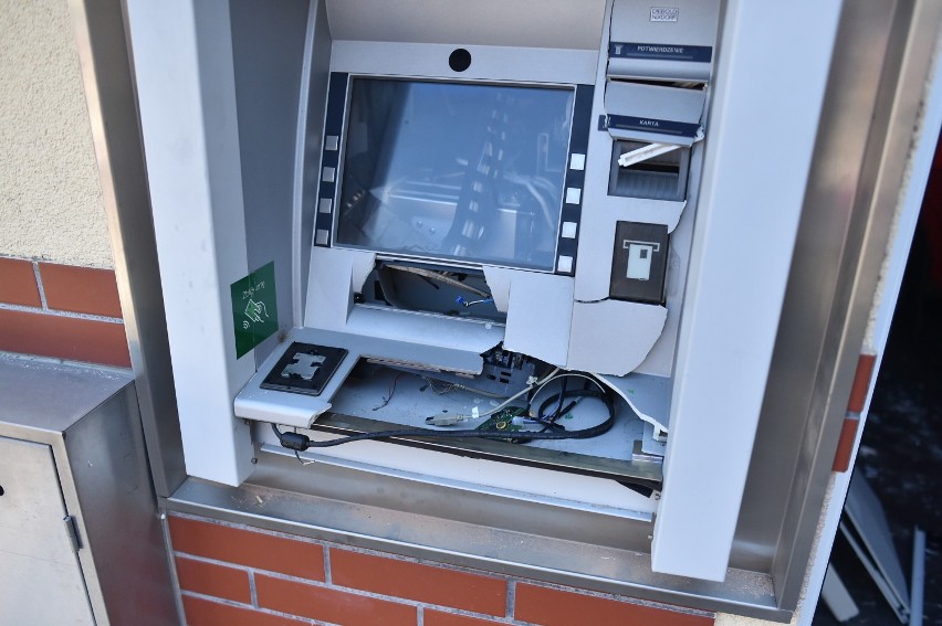 Leszno. Wysadzono bankomat w Wilkowicach. Wybuch zniszczył także sprzęt strażaki w remizie [ZDJĘCIA i FILM]