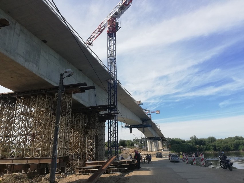 Borusowa. Budowa mostu na Wiśle nie zwalnia tempa. Powstaje imponujący obiekt, a roboty mają się zakończyć jeszcze w tym roku [ZDJĘCIA]