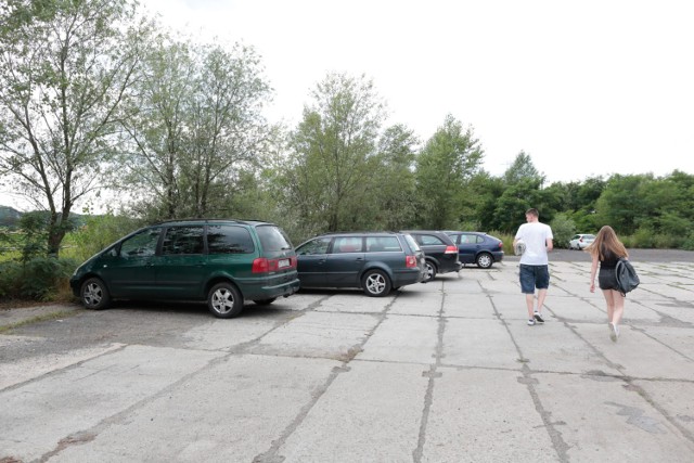 Mało kto wie, ale z parkingu już dziś można korzystać. Zmieści się tu kilkadziesiąt aut. Koncepcja tego parkingu powstała w ramach grantu przyznanego Politechnice Opolskiej.