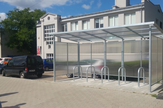 W pięciu miejscach na terenie Tomaszowa pojawiły się nowe wiaty rowerowe, m. in. przy siedzibie ZDiUM na ul. Warszawskiej