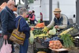 Ostatnie wakacyjne targowisko w Zduńskiej Woli. Grzybów brak za to nie brakuje pomidorów i fasolki ZDJĘCIA