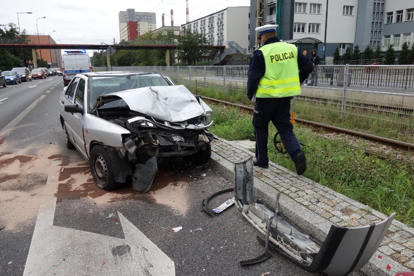 Zderzenie trzech samochodów na al. Politechniki w Łodzi