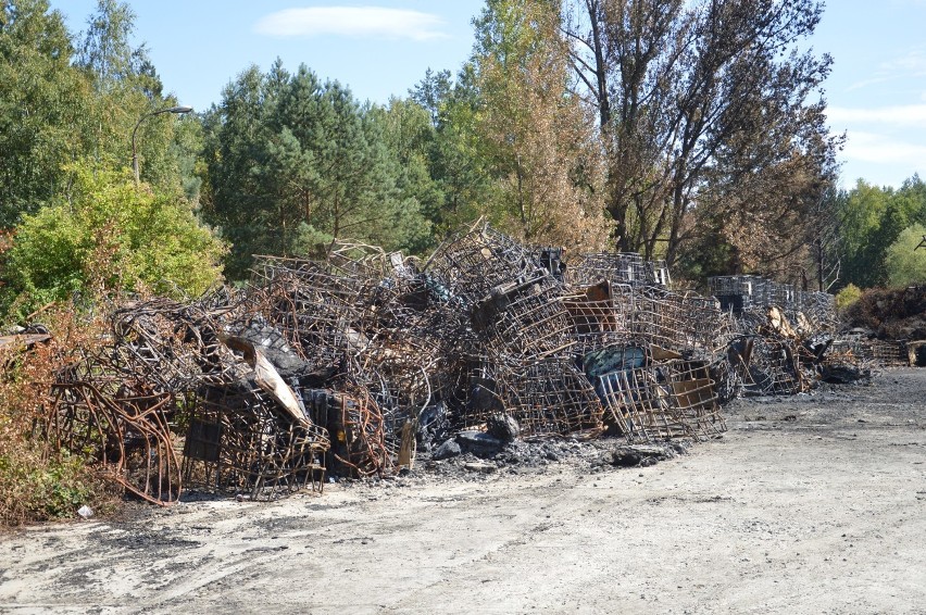 Mieszkańcy Jakubowa po pożarze składowiska: – Znów zostajemy sami z problemem! [ZDJĘCIA POGORZELISKA]