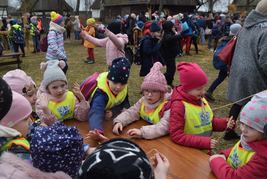 Powitanie wiosny w Dziekanowicach z udziałem ok. 800 dzieci