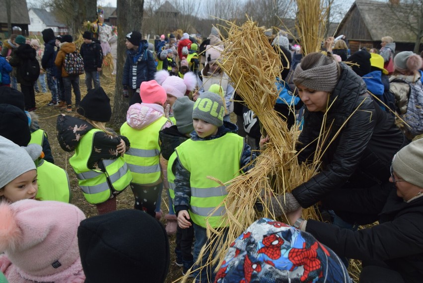 Powitanie wiosny w Dziekanowicach z udziałem ok. 800 dzieci
