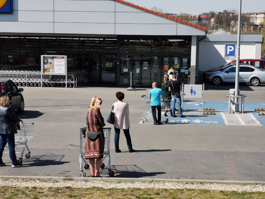 Przedświąteczny szał zakupów dotarł do Chrzanowa. Długie kolejki przed sklepami [ZDJĘCIA]