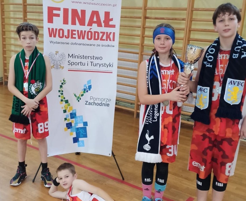 Srebrny zespół Emet Basket Szczecinek