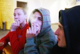Z papierosami i e-papierosami do szkoły - "rozpalone" łódzkie nastolatki. Dlaczego dzieci sięgają po "fajki"?