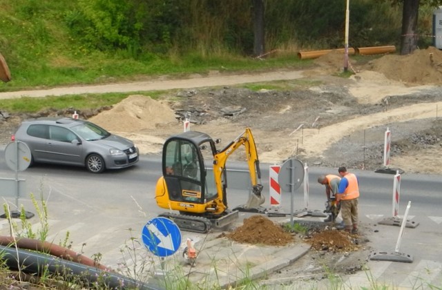 Rondo powstaje u zbiegu ulic Broniewskiego, Niepodległości i Różanej.