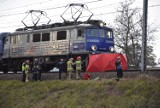 Tarnów. Tragiczny wypadek na torach. Pod kołami pociągu zginął 31-letni mężczyzna [ZDJĘCIA]