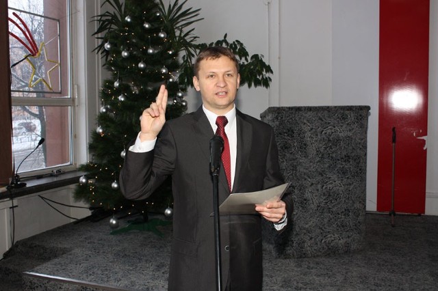 Ślubowanie składa nowy burmistrz Brzezin Marcin Pluta.