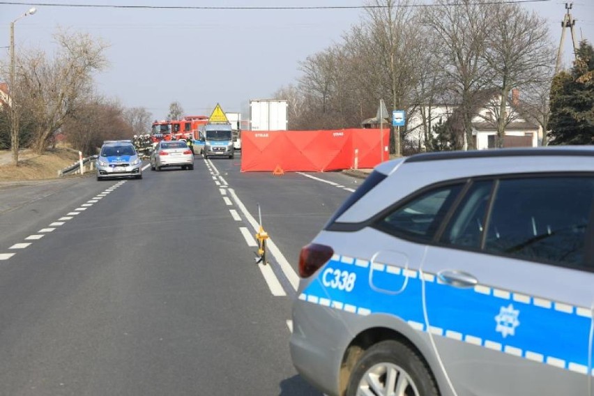 Tragedia pod Toruniem. Ciężarówka śmiertelnie potrąciła kobietę z dzieckiem [zdjęcia]