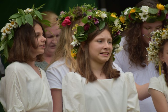 Przedstawienie przypominające słowiańskie tradycje Nocy Kupały przygotowali uczniowie ryterskiej podstawówki