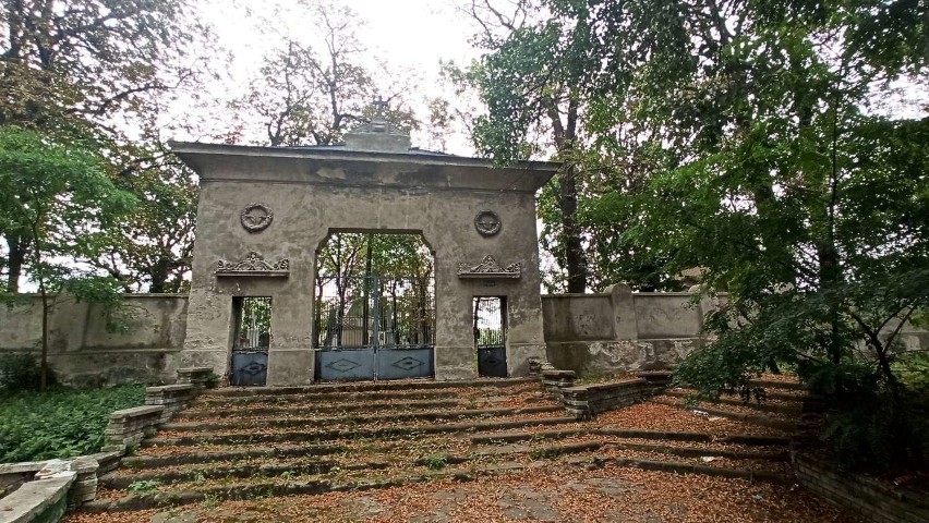 Cmentarz prawosławny w Kaliszu. Miasto ma pomysł, jak wreszcie naprawić rozpadające się schody. ZDJĘCIA