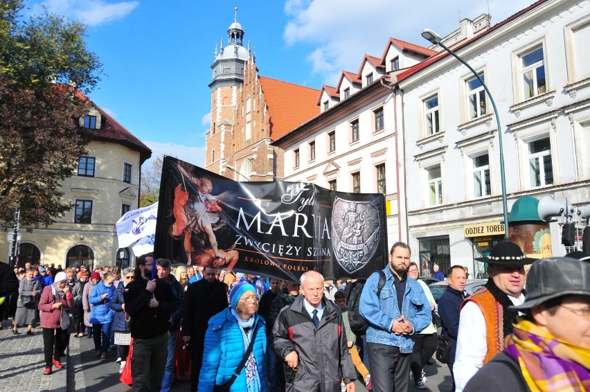 Ulicami Krakowa przeszła procesja różańcowa. Niesiono w niej relikwie [ZDJĘCIA]