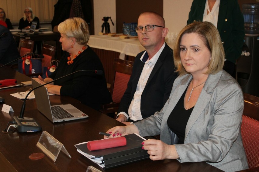 Radni Powiatu Radomszczańskiego przyjęli budżet na 2024 rok. ZDJĘCIA, FILM