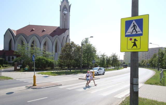 Przejście dla pieszych przez ulice Jaworskiego zostanie wyposażone w czujniki i oświetlenie wiszące nad nim oraz zatopione w jezdni ostrzegające kierowców.