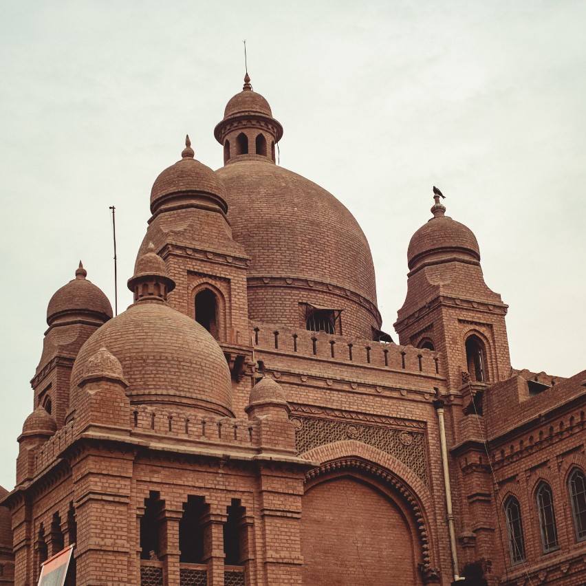 Jadą z Malborka starą karetką przez świat. Pakistan (odc. 8): Spotkania z mieszkańcami Lahore, dawnej stolicy, która podniosła się z kolan