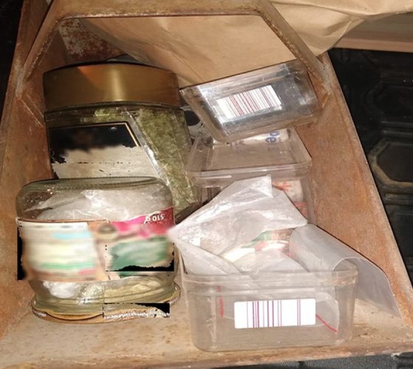 Gmina Wąsosz. Policjanci znaleźli znaczne ilości marihuany i amfetaminy u jednego z mieszkańców. 29-latek miał blisko 1000 porcji narkotyków