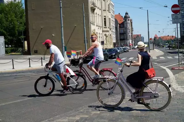 W niedzielę ulicami Poznania przejechali uczestnicy tęczowego przejazdu rowerowego. To jedno z wydarzeń w ramach trwającego Poznań Pride Week, czyli festiwalu środowiska LGBT+. 

Zobacz zdjęcia z przejazdu w galerii ---->