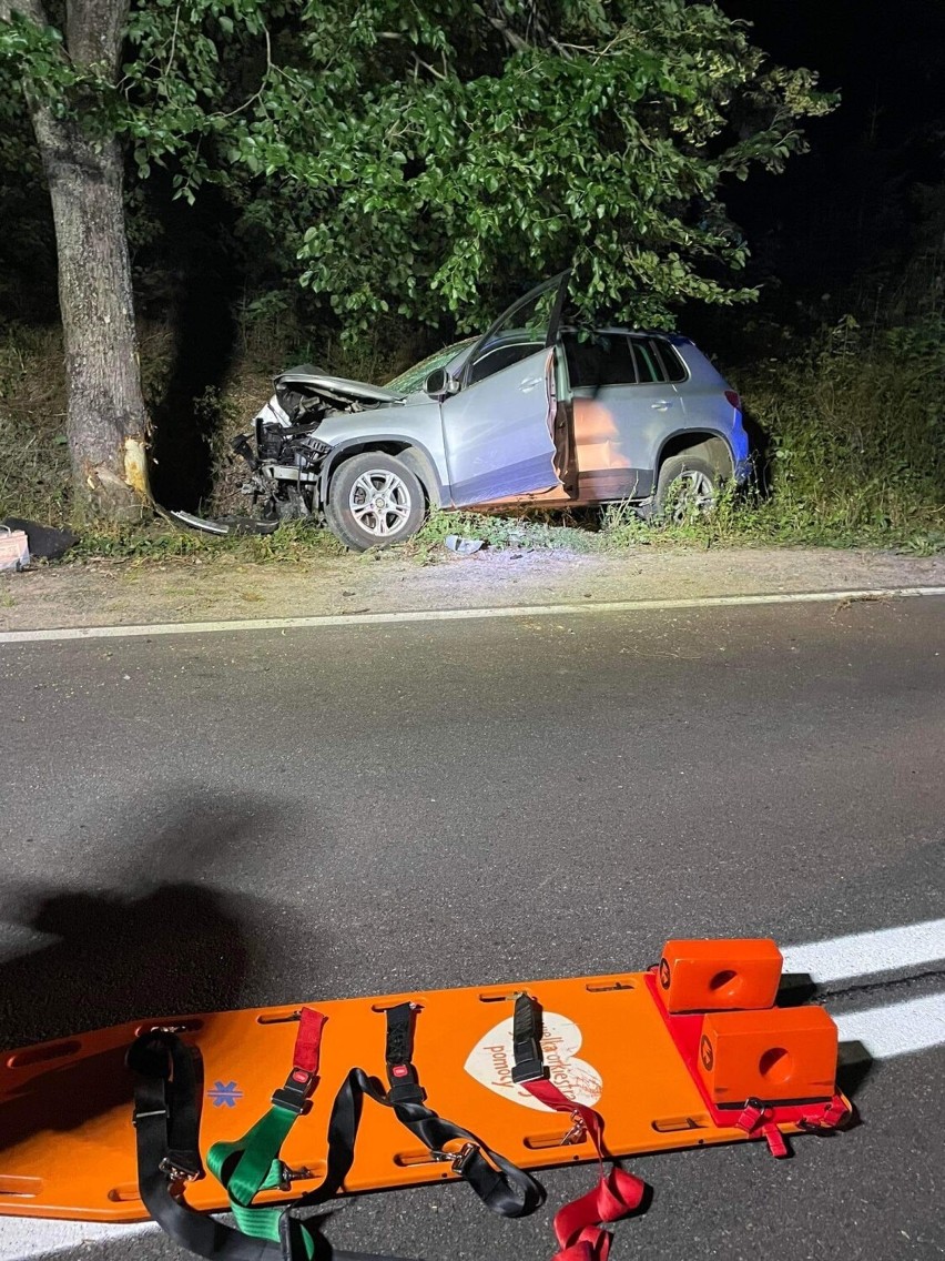 Grabowo Kościerskie. Kierowca volkswagena tiguana uderzył w drzewo. Mężczyzna trafił do szpitala ZDJĘCIA