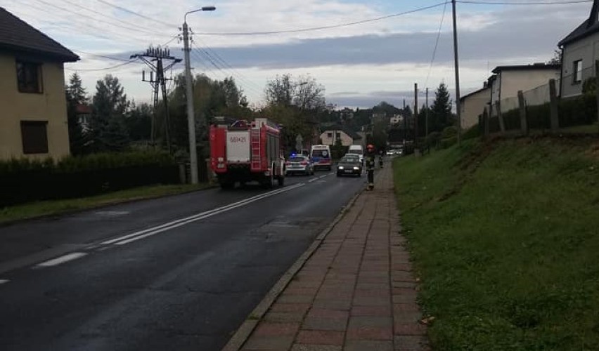 Auto wypadło z jezdni na ulicy Radlińskiej w Wodzisławiu Śl.