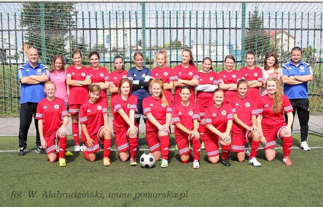 WAP, od lewej stoją: Dariusz Golis, dyrektor sportowy, Kinga Wasińska, Daria Kubiak, Weronika Michalska, Dominika Wróblewska, Daria Jóźwiak, Sandra Wiśniewska, Ola Broniewicz, Ola Wiśniewska, Ksenia Czapska, Oliwia Jóźwiak, Julia Michalska, Jarosław Chwiałkowski, prezesi i trener. W I rzędzie od lewej:Frontczak, Wiktoria Olejniczak, Julka Kubiak, Martyna Fijałkowska , Agata Żetelska, Milena Szwejk, Julka Kazanecka, Patrycja Cypriańska