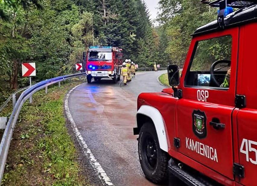 Szczawa. Samochód osobowy wypadł z drogi i uderzył w przepust. Utrudnienia na szosie przez Gorce