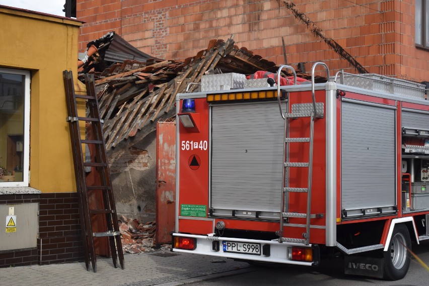 Pleszew. Zawalił się dach budynku usytuowanego na Placu Powstańców Wielkopolskich 