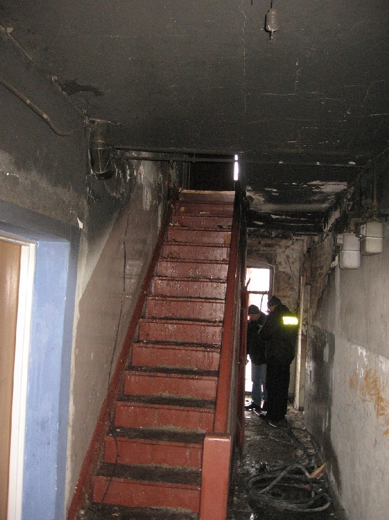 Tragiczny pożar w Prabutach. 3 osoby zginęły w pożarze budynku przy ul. Warszawskiej [ZDJĘCIA]
