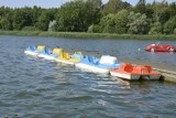 Rowery wodne i kajaki czekają na chętnych do popływania po jeziorze Zajezierskim [ZDJĘCIA]