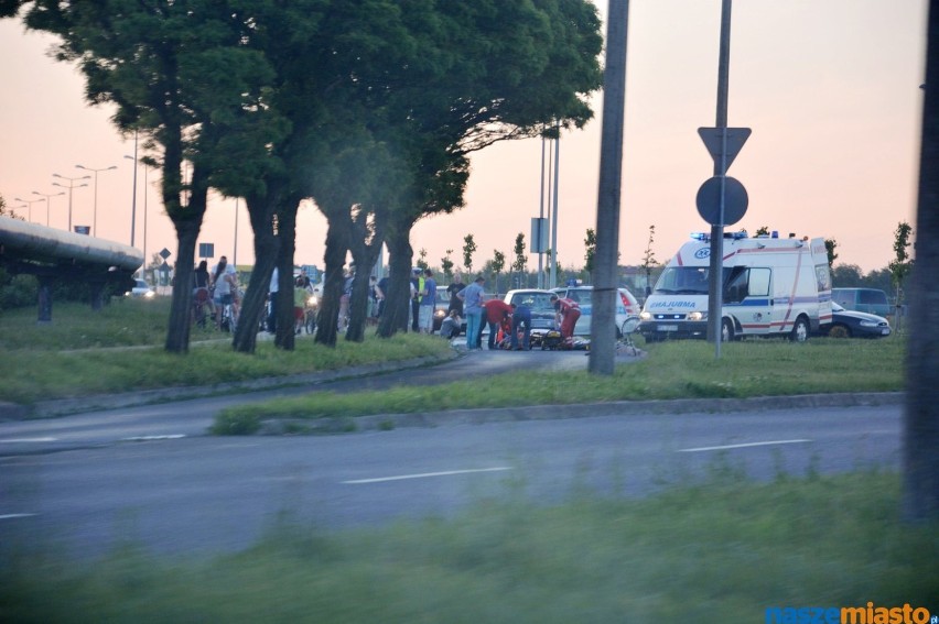 Wypadek w Lesznie - przy zjeździe z krajowej piątki w ulicę...