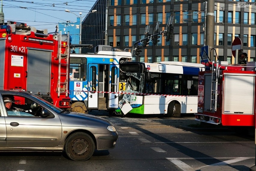 Wypadek na Bramie Portowej: tramwaj zderzył się z autobusem, kilkanaście osób rannych