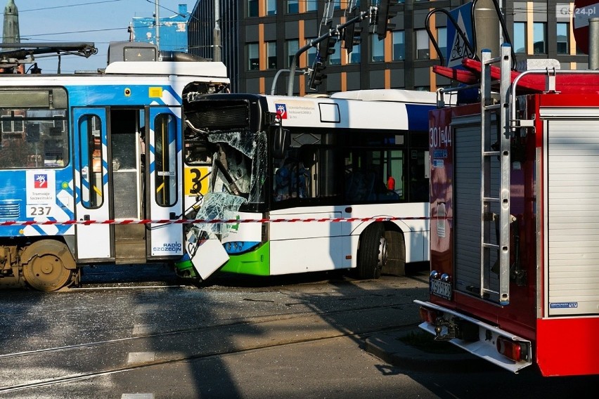 Wypadek na Bramie Portowej: tramwaj zderzył się z autobusem, kilkanaście osób rannych