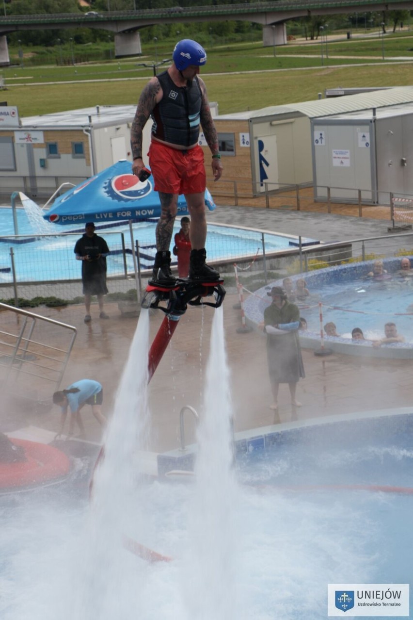 Flyboarding na basenie. Niezwykłe pokazy odbyły się na otwarcie Term w Uniejowie ZDJĘCIA