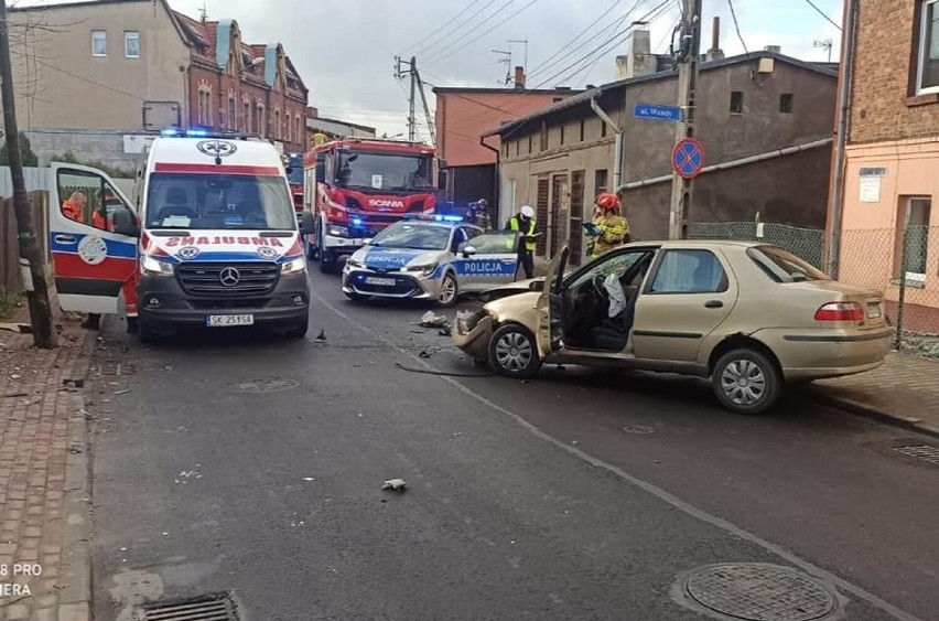 Pijany kierowca w Piekarach Śląskich uderzył w latarnię uliczną. Mężczyzna trafił do szpitala
