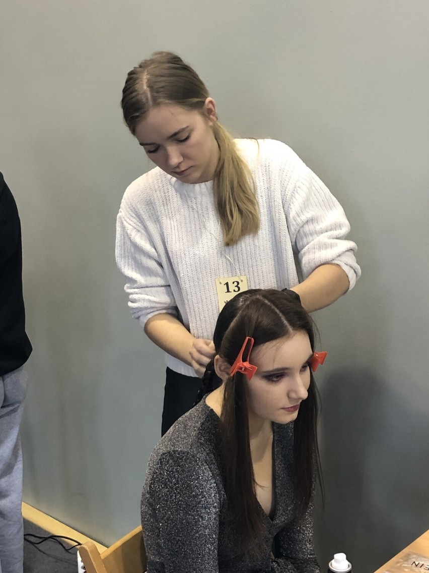 Najmodniejsze fryzury w karnawale. Młodzi adepci fryzjerstwa rywalizowali w 10 Międzyszkolnym Konkursie Fryzjerskim w Lesznie ZDJĘCIA