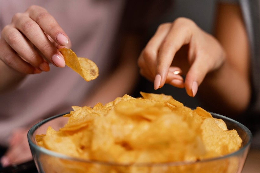 Chipsy są tłuste i chrupiące, czyli oferują to, co lubimy....