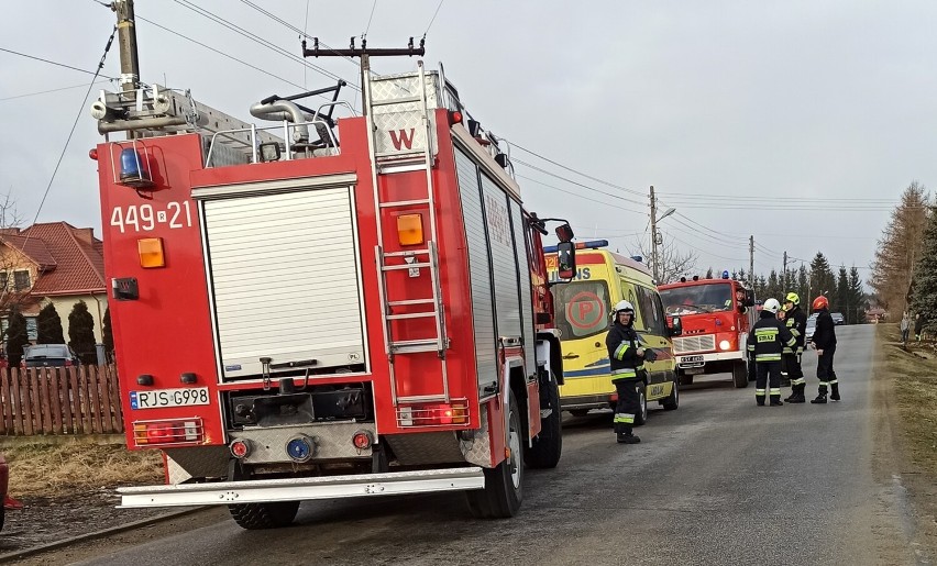 W Załężu osobówka uderzyła w ogrodzenie. Jedna osoba poszkodowana [ZDJĘCIA]