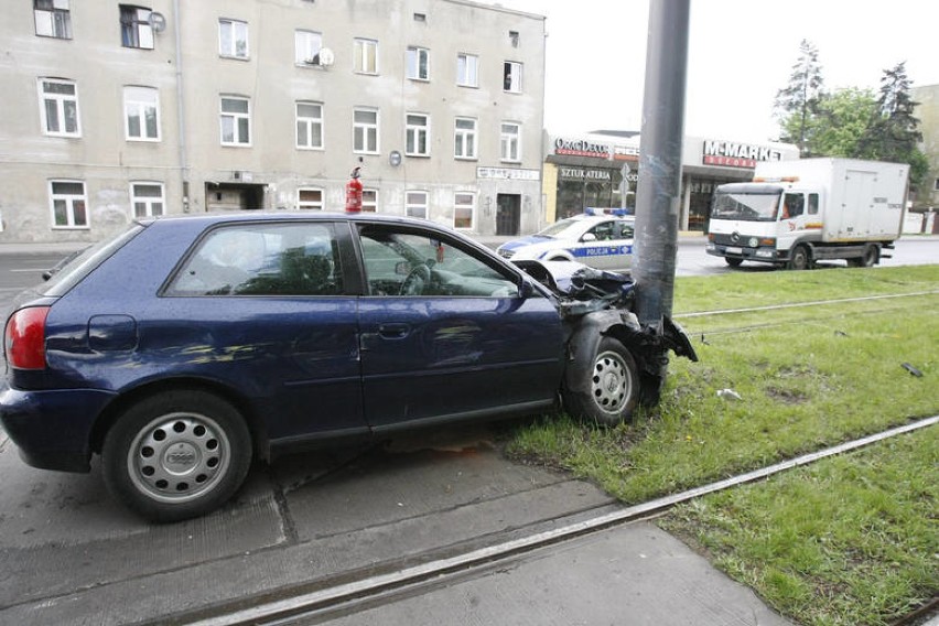 Wypadek na Limanowskiego w Łodzi. Zderzenie auta z tramwajem