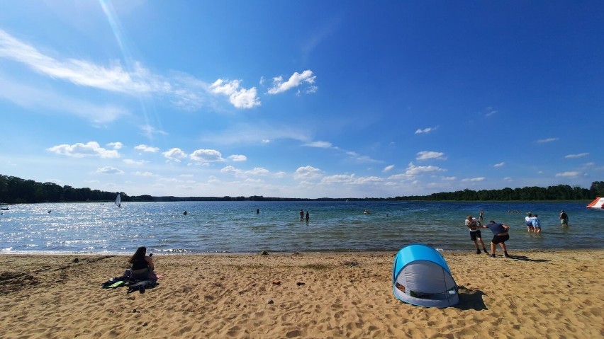 Czysta woda, szeroka i długa plaża, kapitalne zaplecze - to...